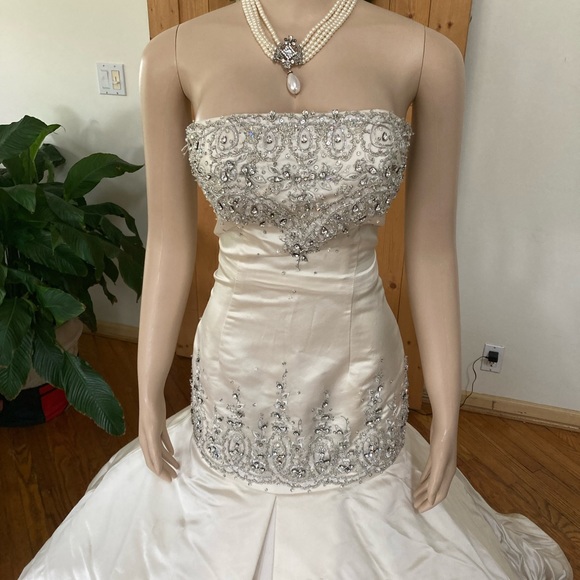 Mermaid sleeveless Silk wedding Dress with Swarovski Crystals BEAUTIFUL!! - Picture 4 of 12
